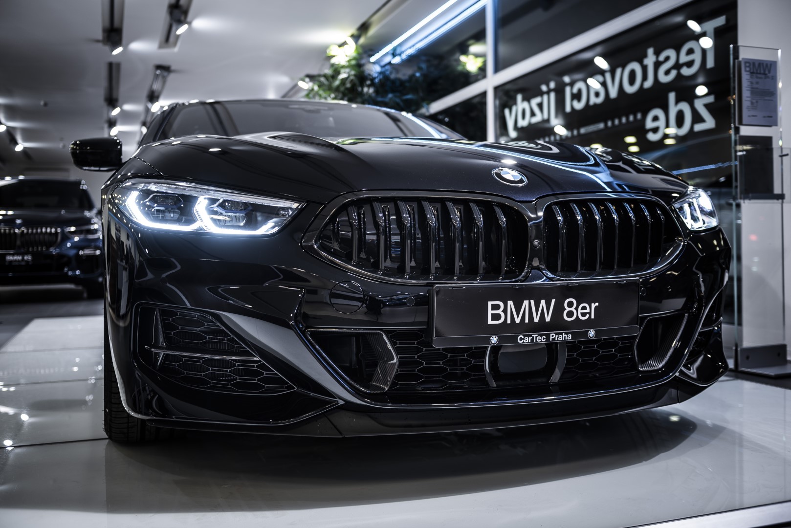 BMW 850i xDrive Coupé - showroom Praha
