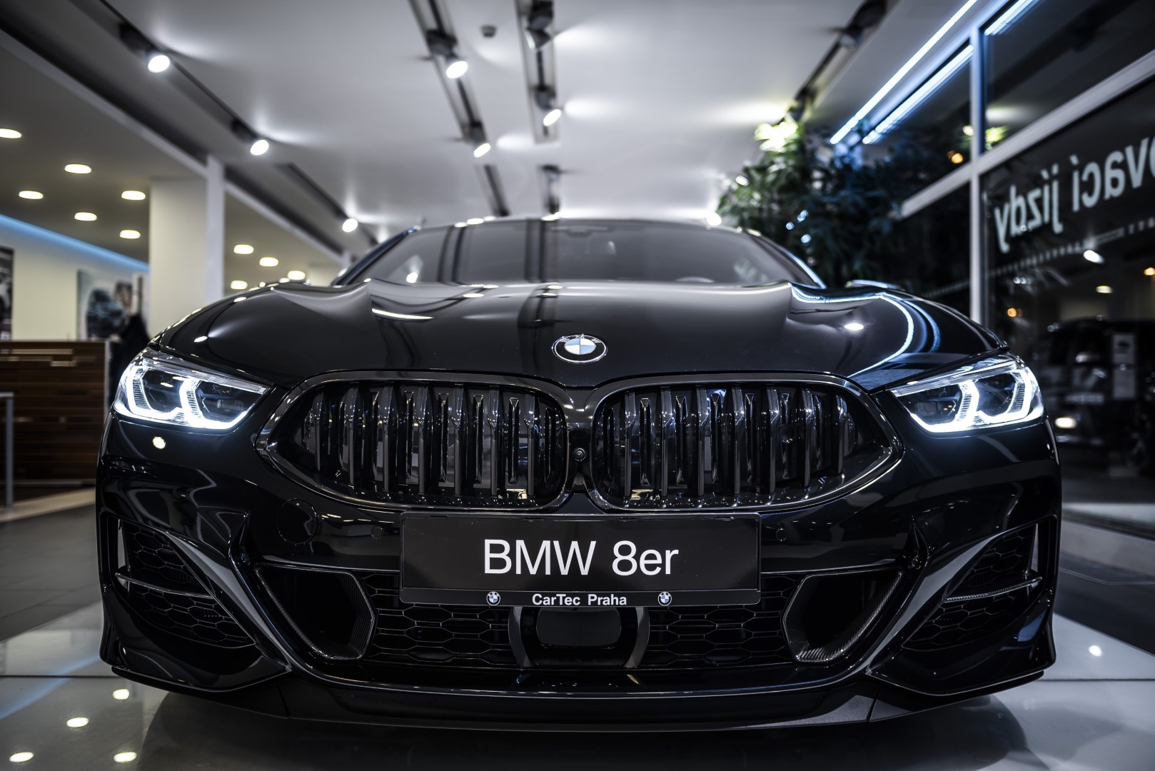 BMW 850i xDrive Coupé - showroom Praha