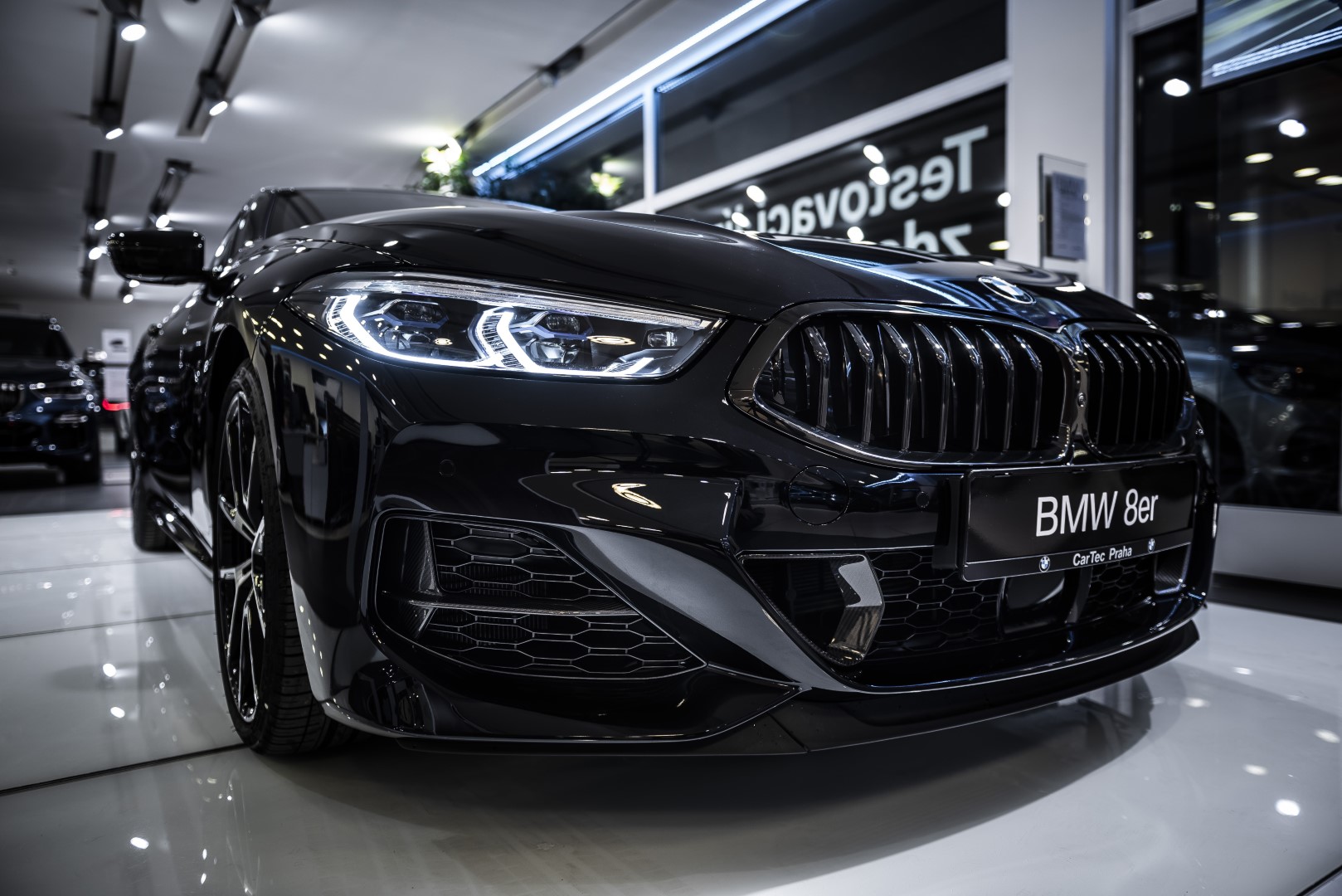 BMW 850i xDrive Coupé - showroom Praha