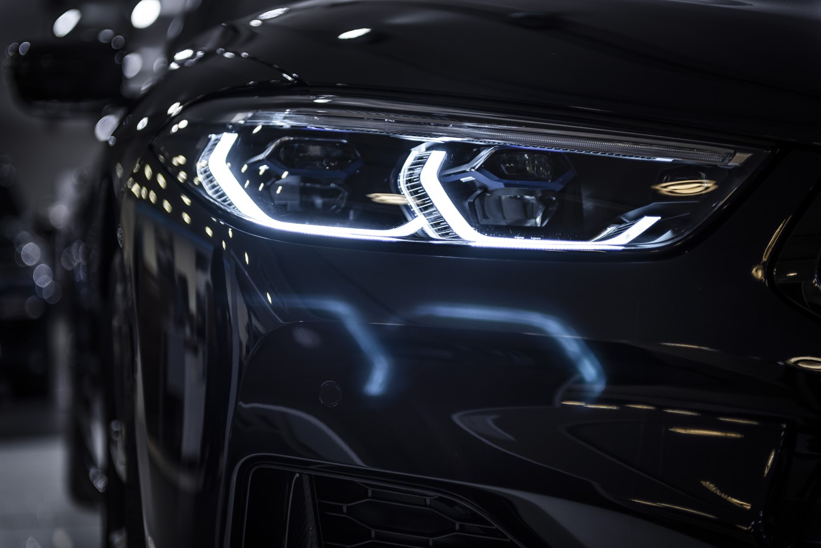 BMW 850i xDrive Coupé - showroom Praha