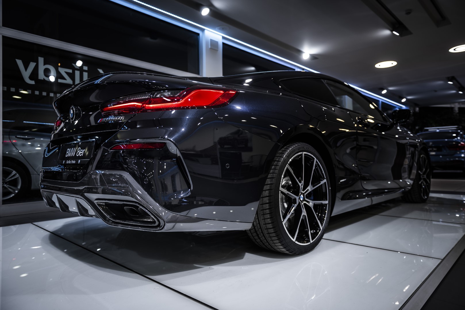 BMW 850i xDrive Coupé - showroom Praha