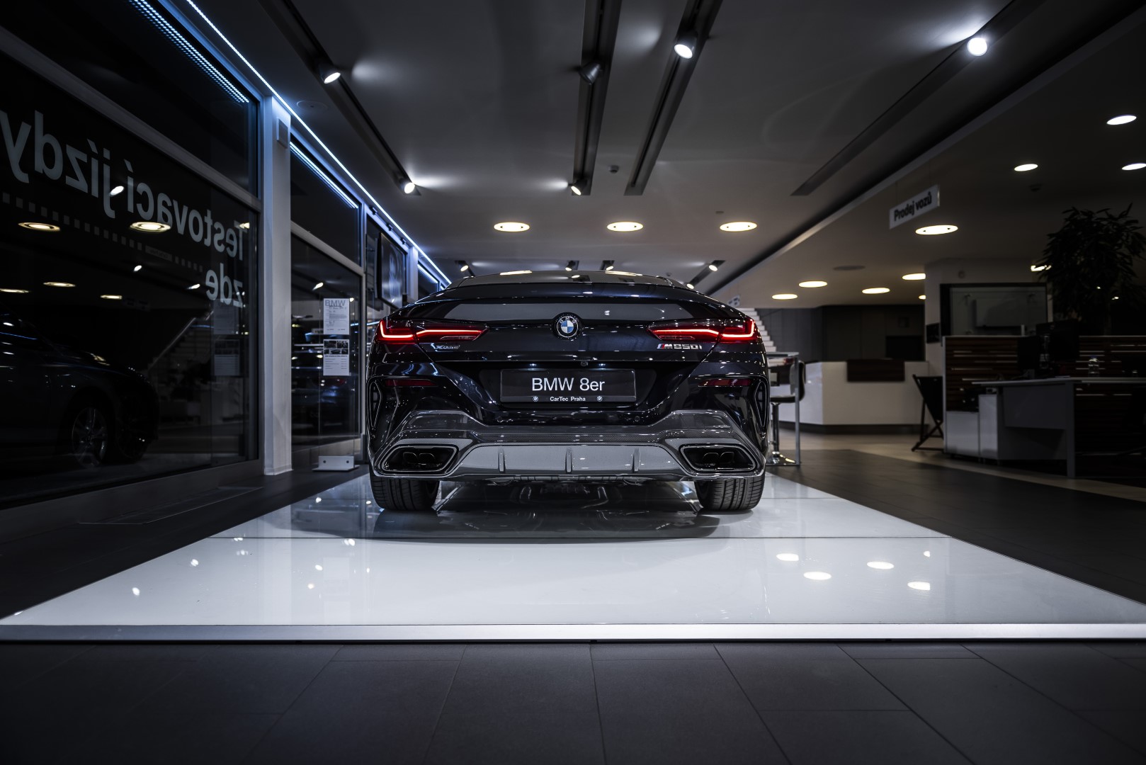 BMW 850i xDrive Coupé - showroom Praha