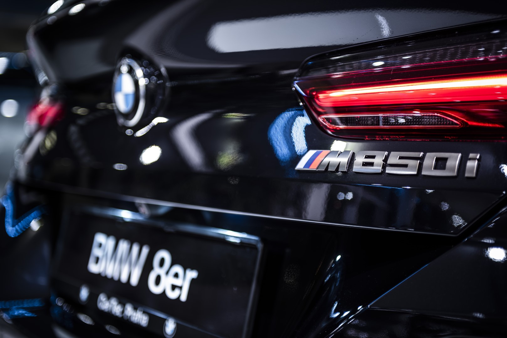 BMW 850i xDrive Coupé - showroom Praha