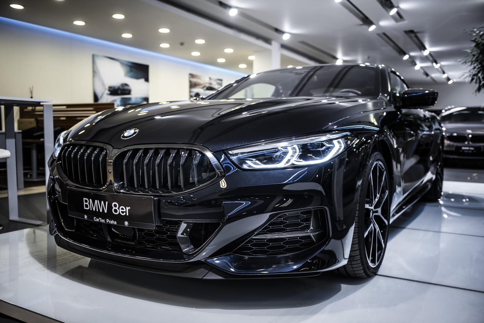 BMW 850i xDrive Coupé - showroom Praha