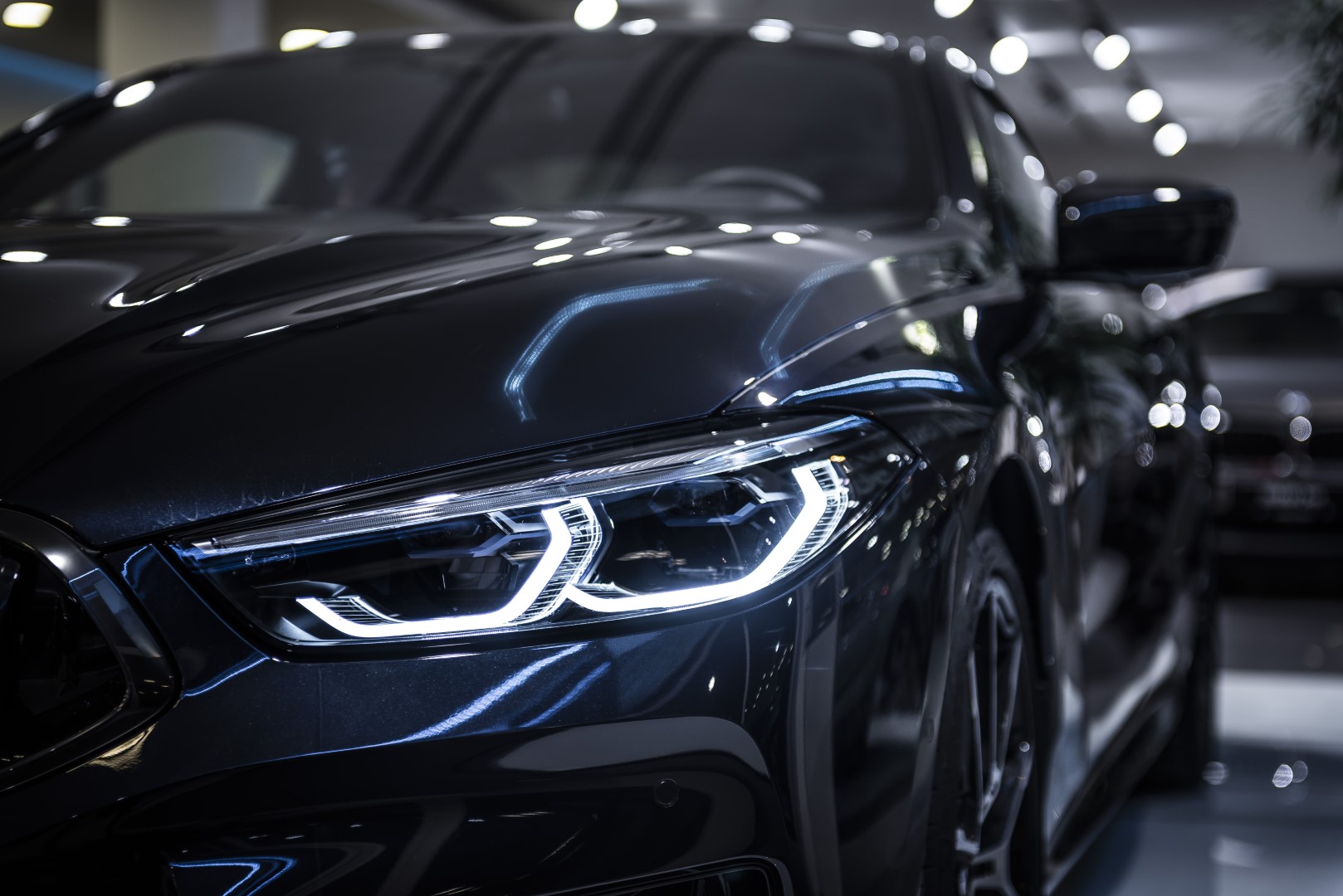 BMW 850i xDrive Coupé - showroom Praha