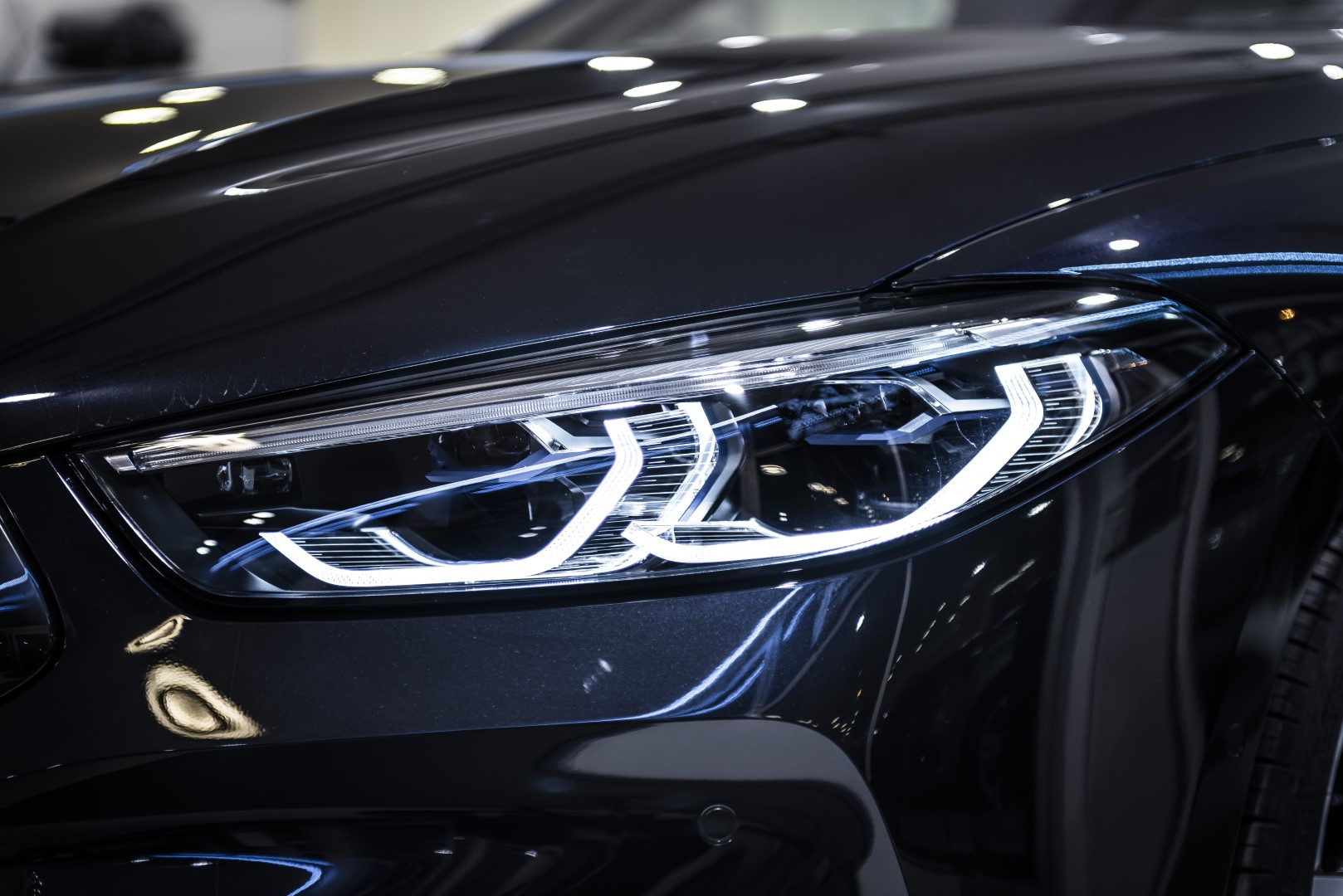 BMW 850i xDrive Coupé - showroom Praha