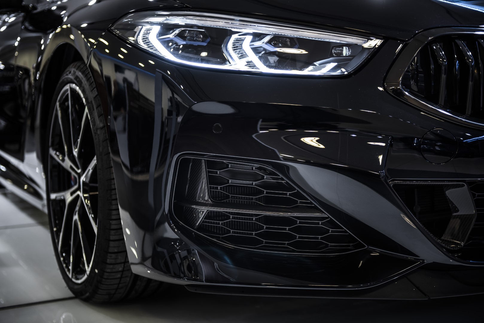 BMW 850i xDrive Coupé - showroom Praha