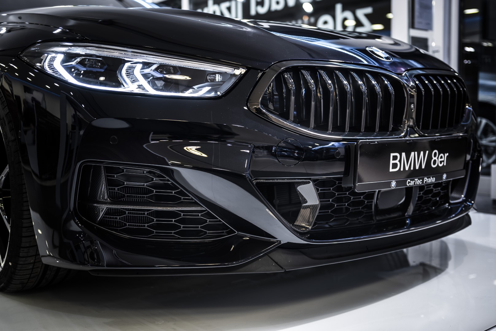 BMW 850i xDrive Coupé - showroom Praha