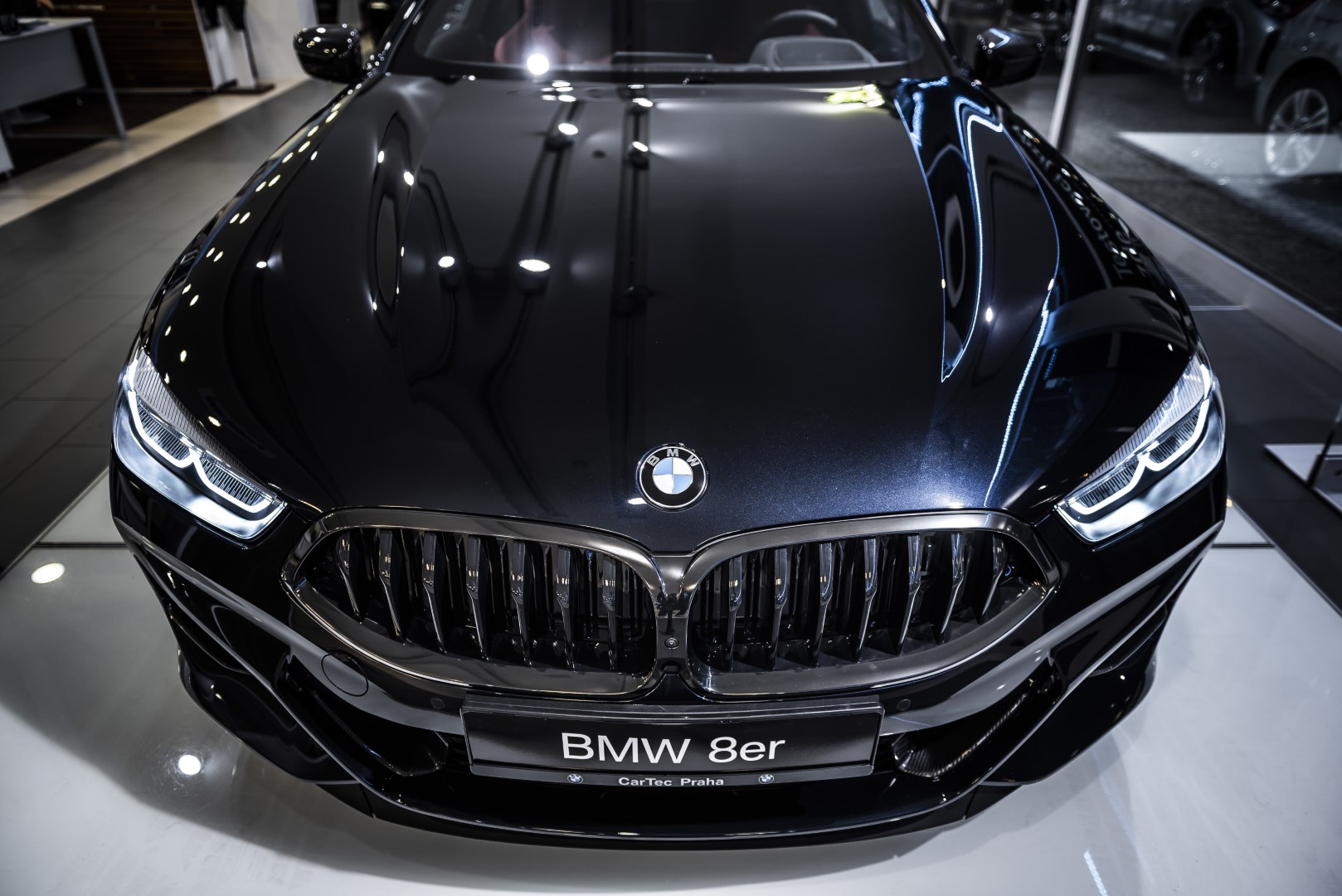 BMW 850i xDrive Coupé - showroom Praha