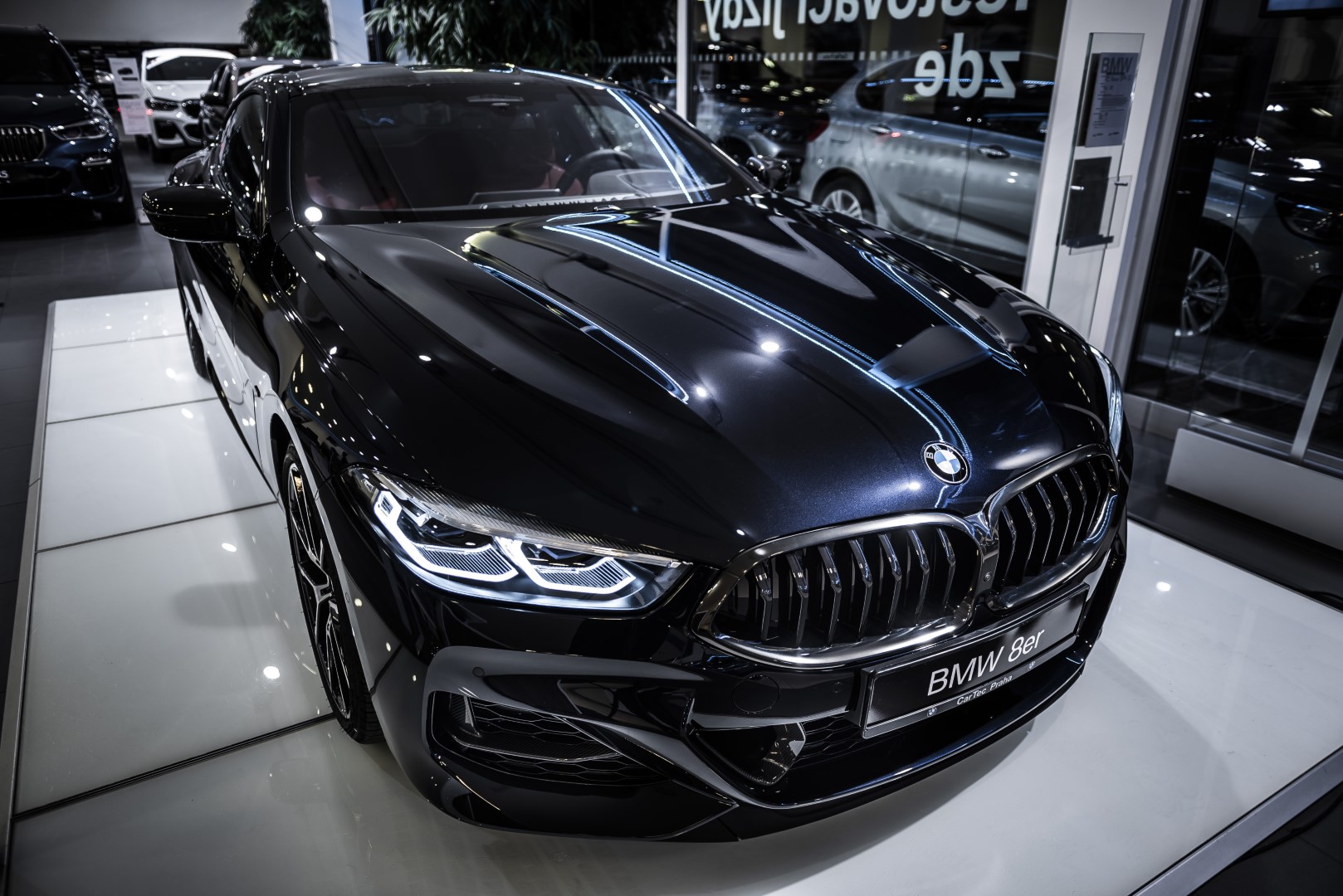 BMW 850i xDrive Coupé - showroom Praha