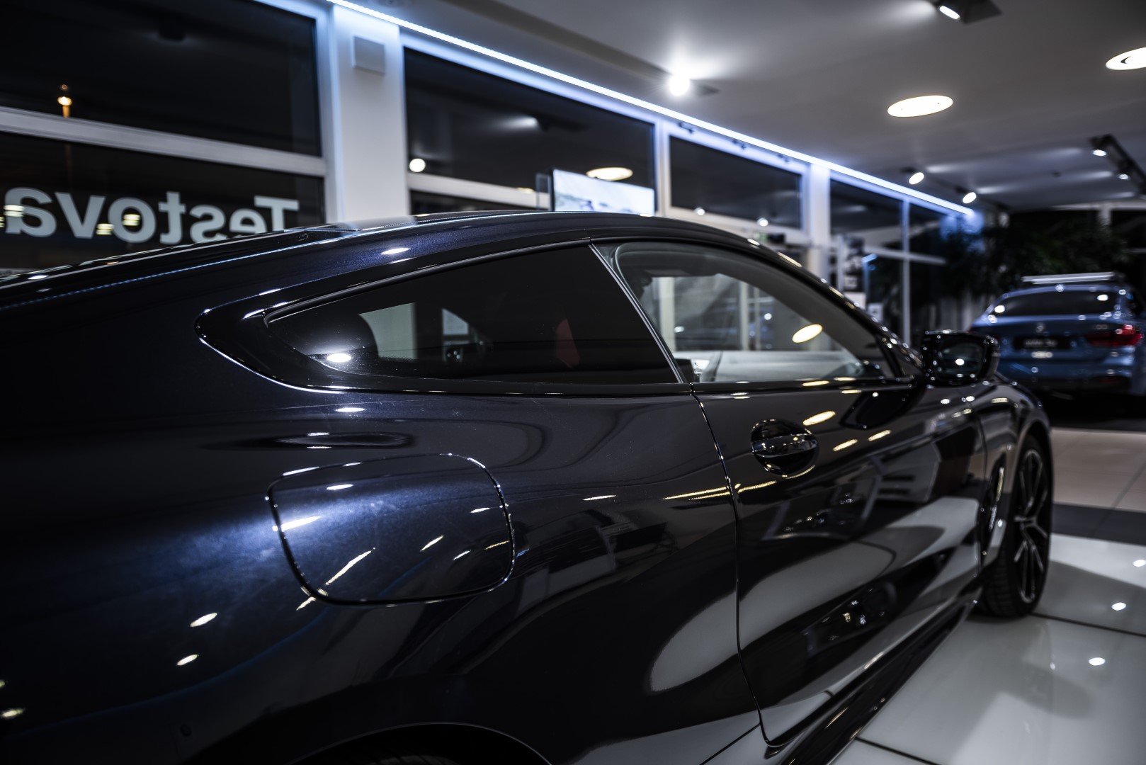 BMW 850i xDrive Coupé - showroom Praha