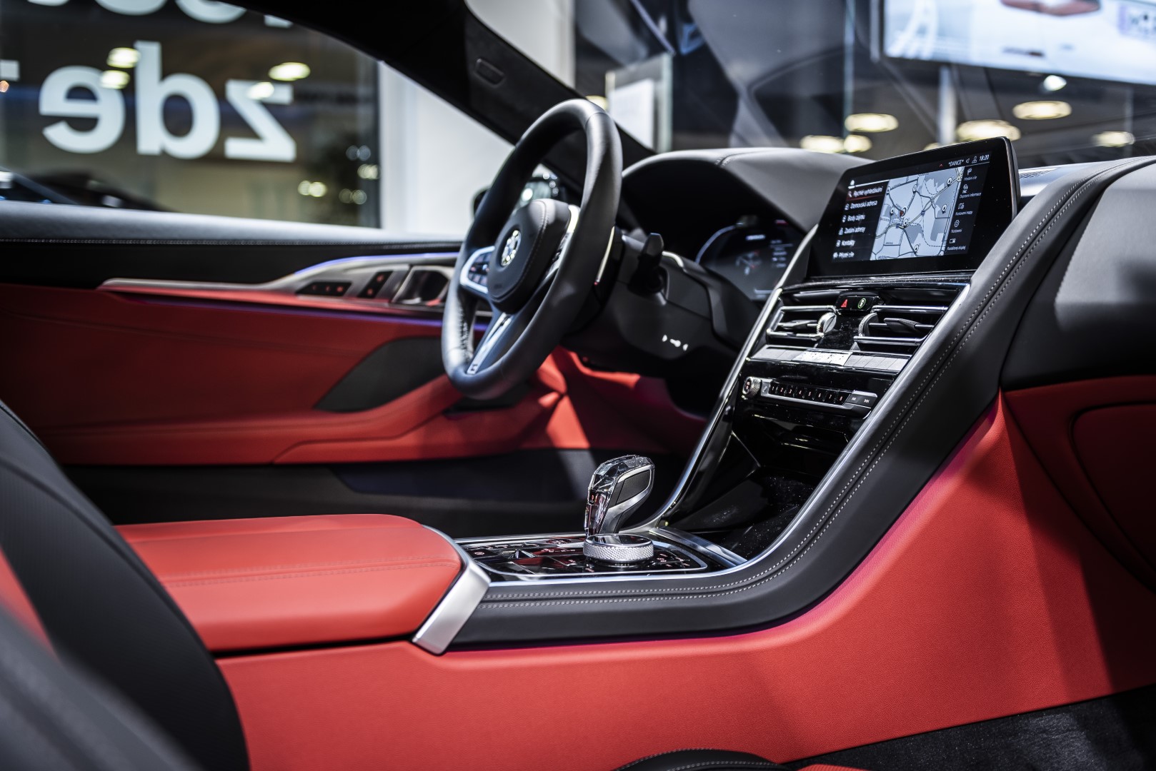 BMW 850i xDrive Coupé - showroom Praha