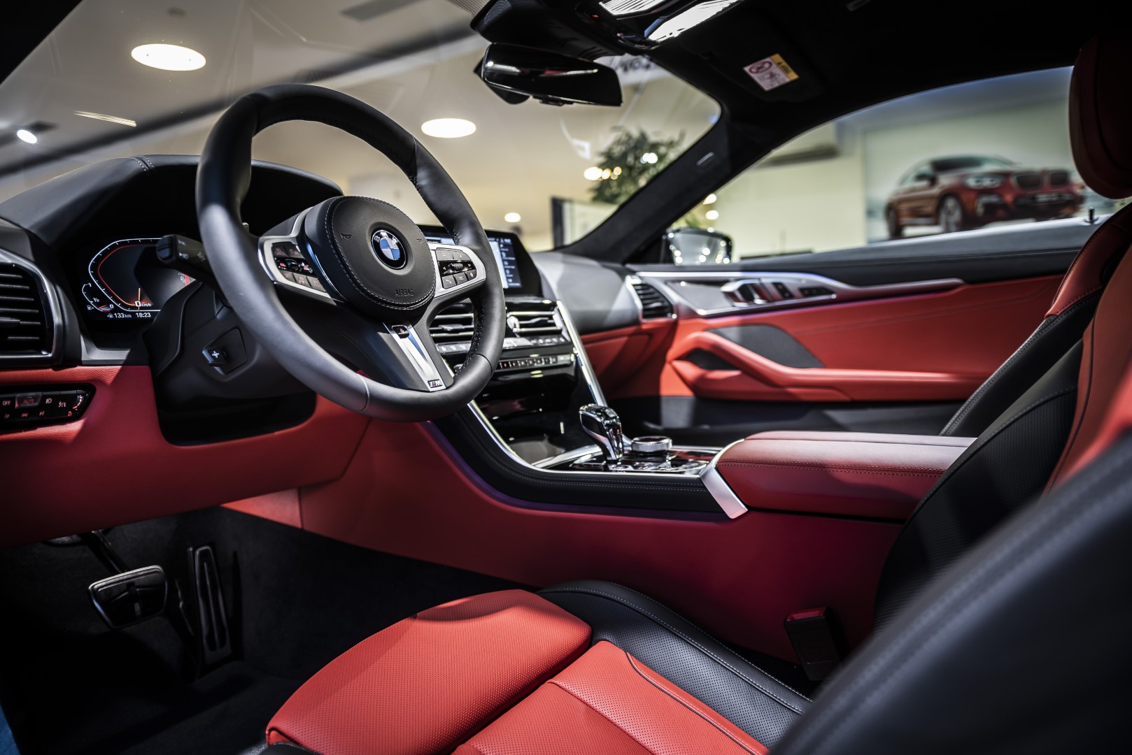 BMW 850i xDrive Coupé - showroom Praha