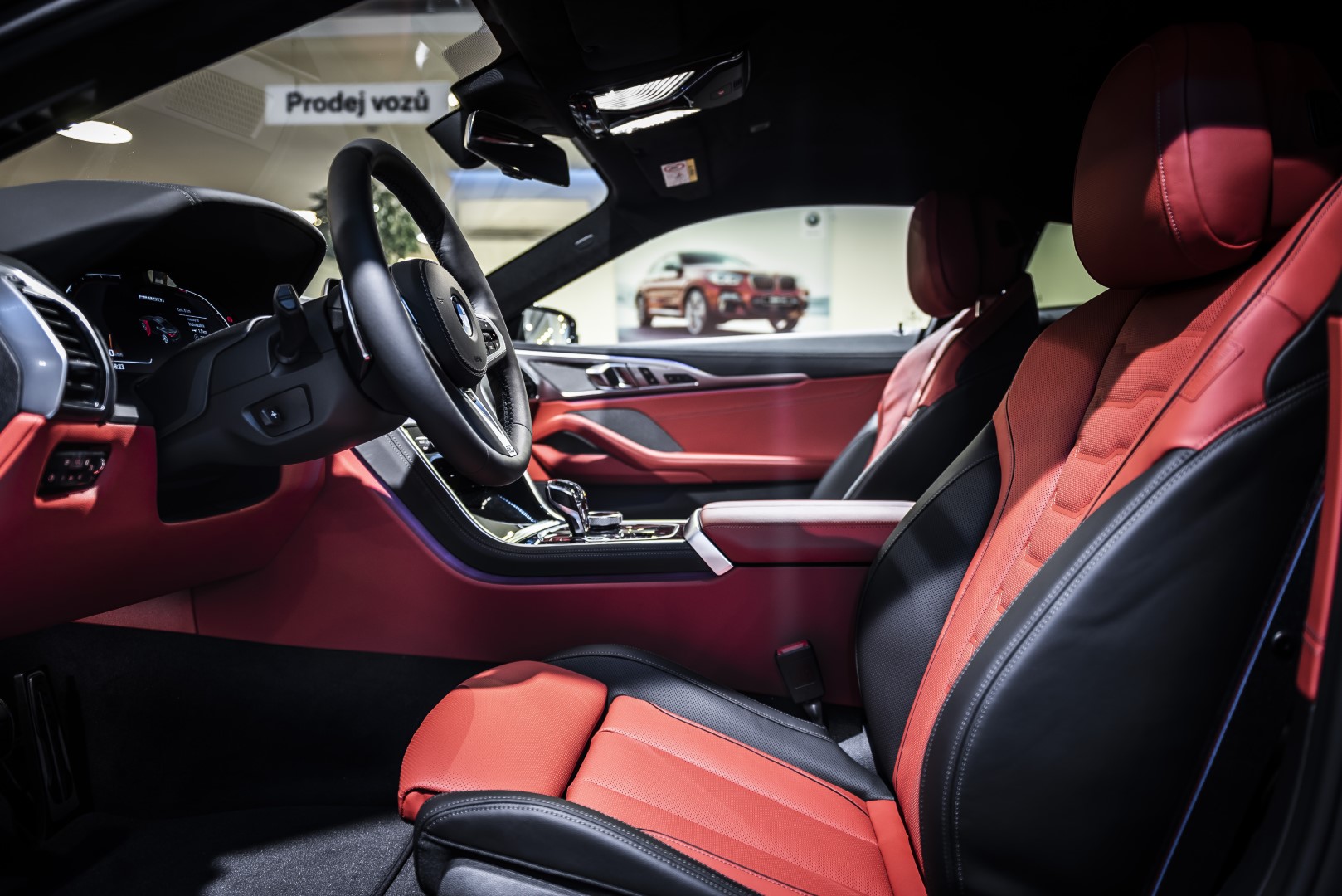 BMW 850i xDrive Coupé - showroom Praha