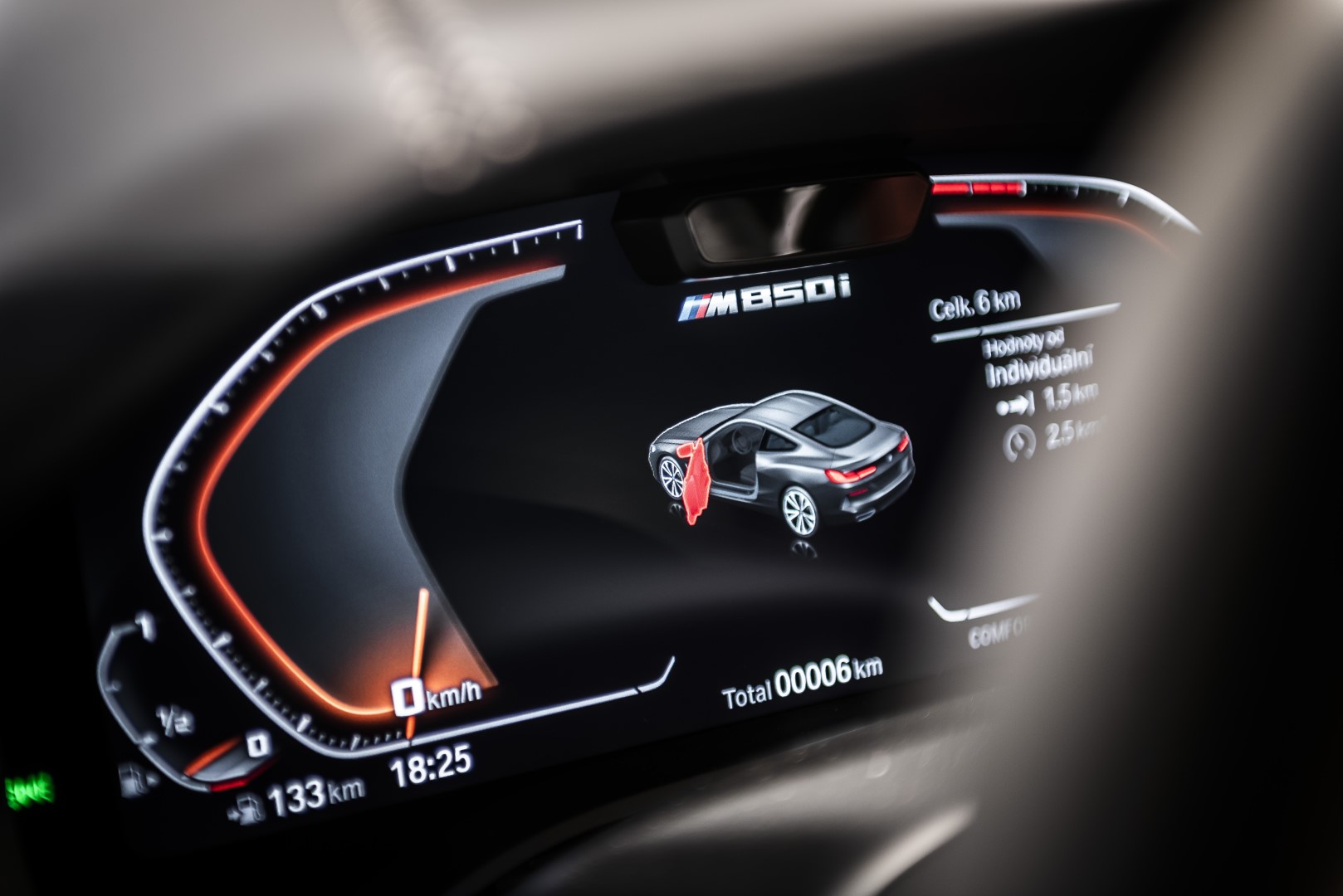 BMW 850i xDrive Coupé - showroom Praha