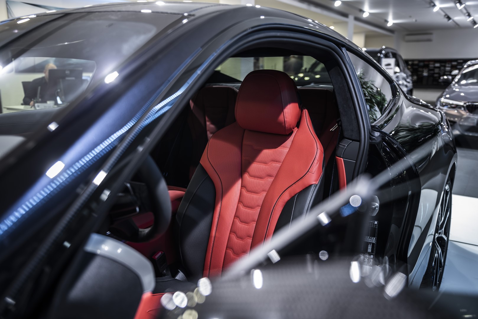 BMW 850i xDrive Coupé - showroom Praha