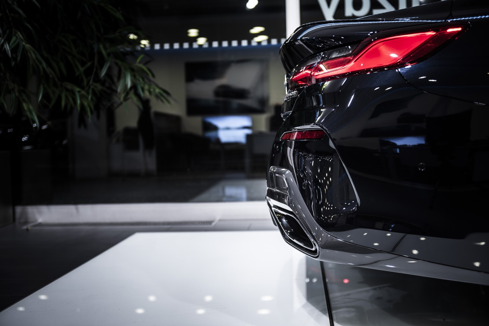 BMW 850i xDrive Coupé - showroom Praha