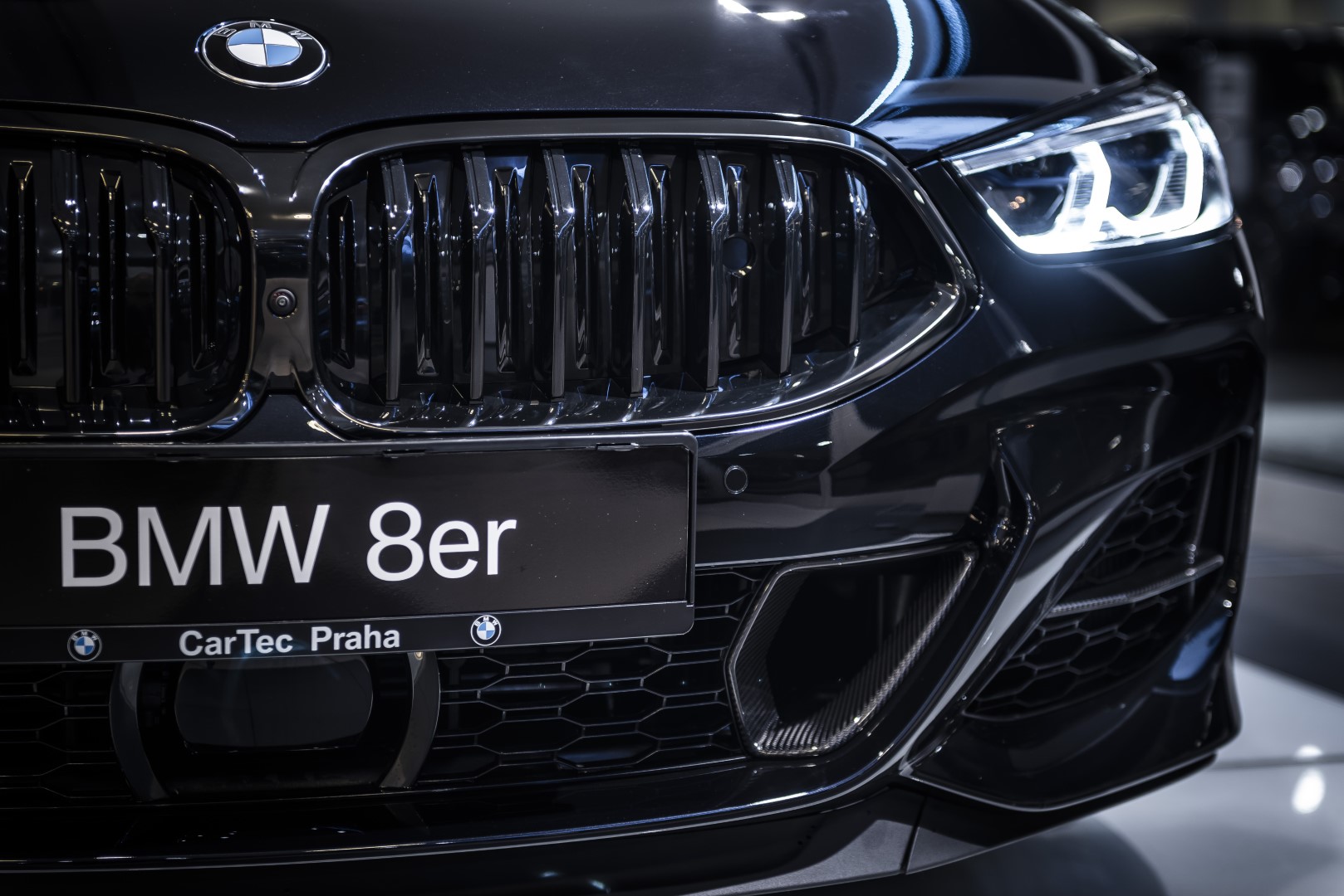 BMW 850i xDrive Coupé - showroom Praha