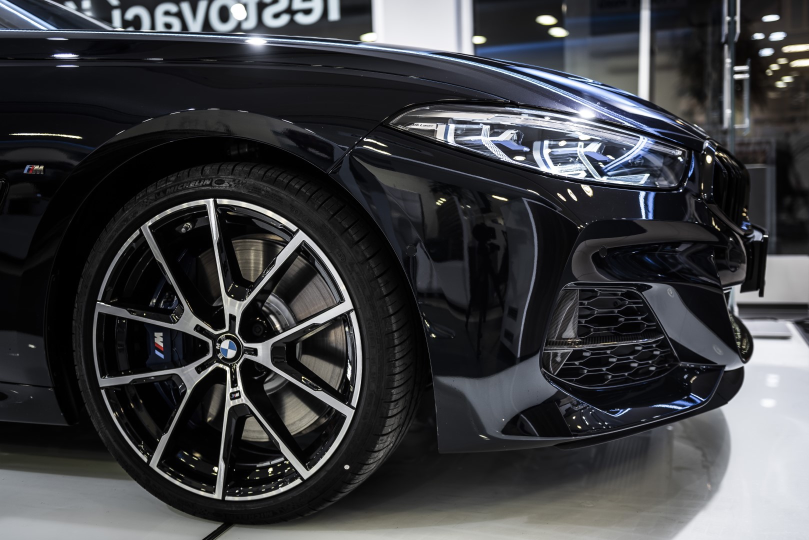 BMW 850i xDrive Coupé - showroom Praha