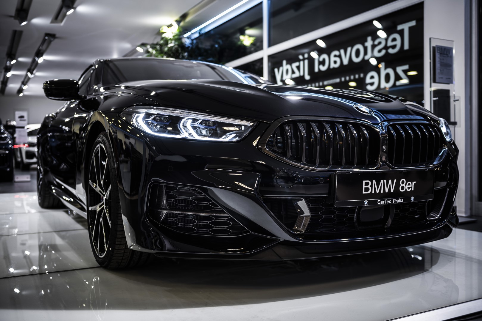 BMW 850i xDrive Coupé - showroom Praha