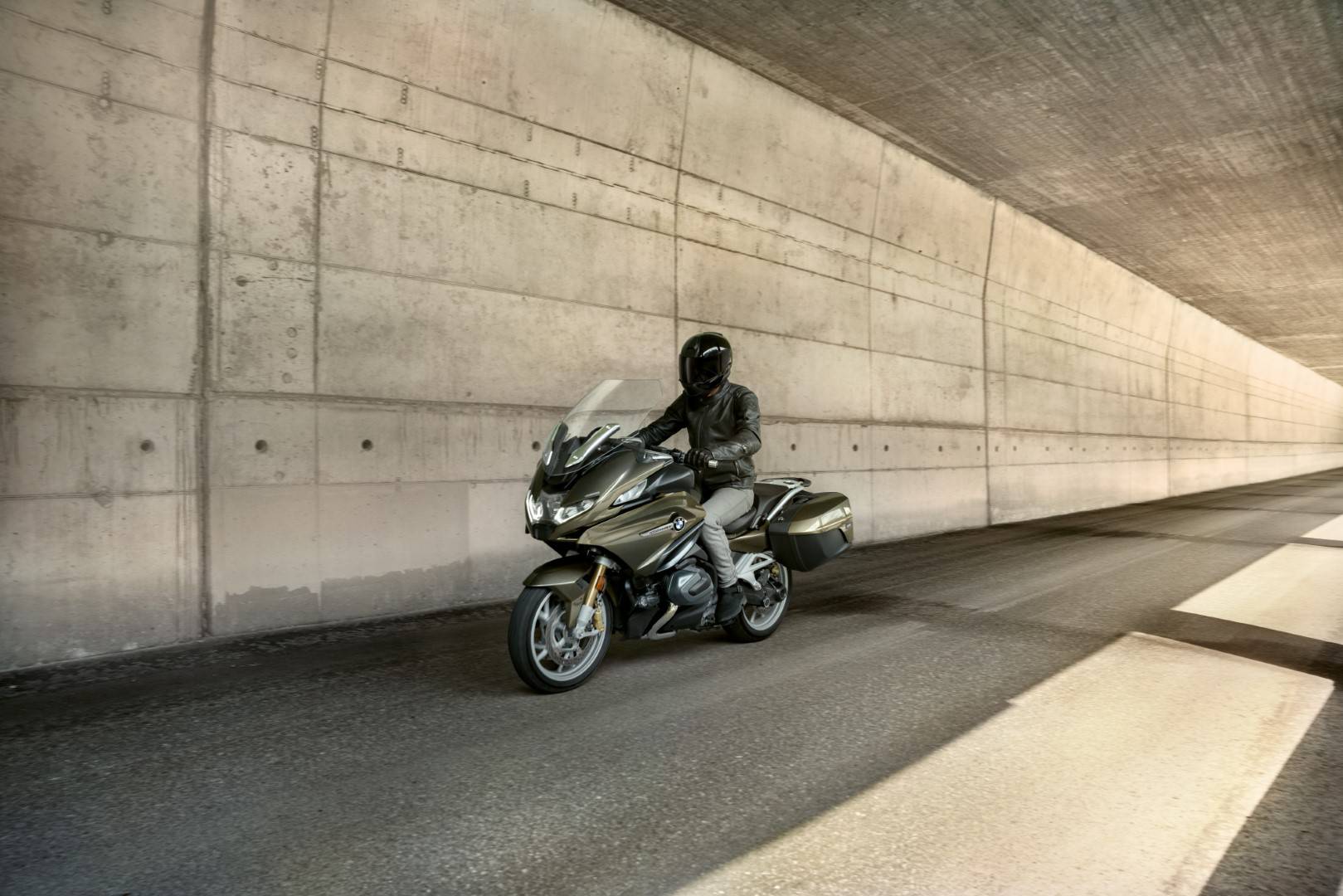 BMW-moto-r1250rt-outdoor
