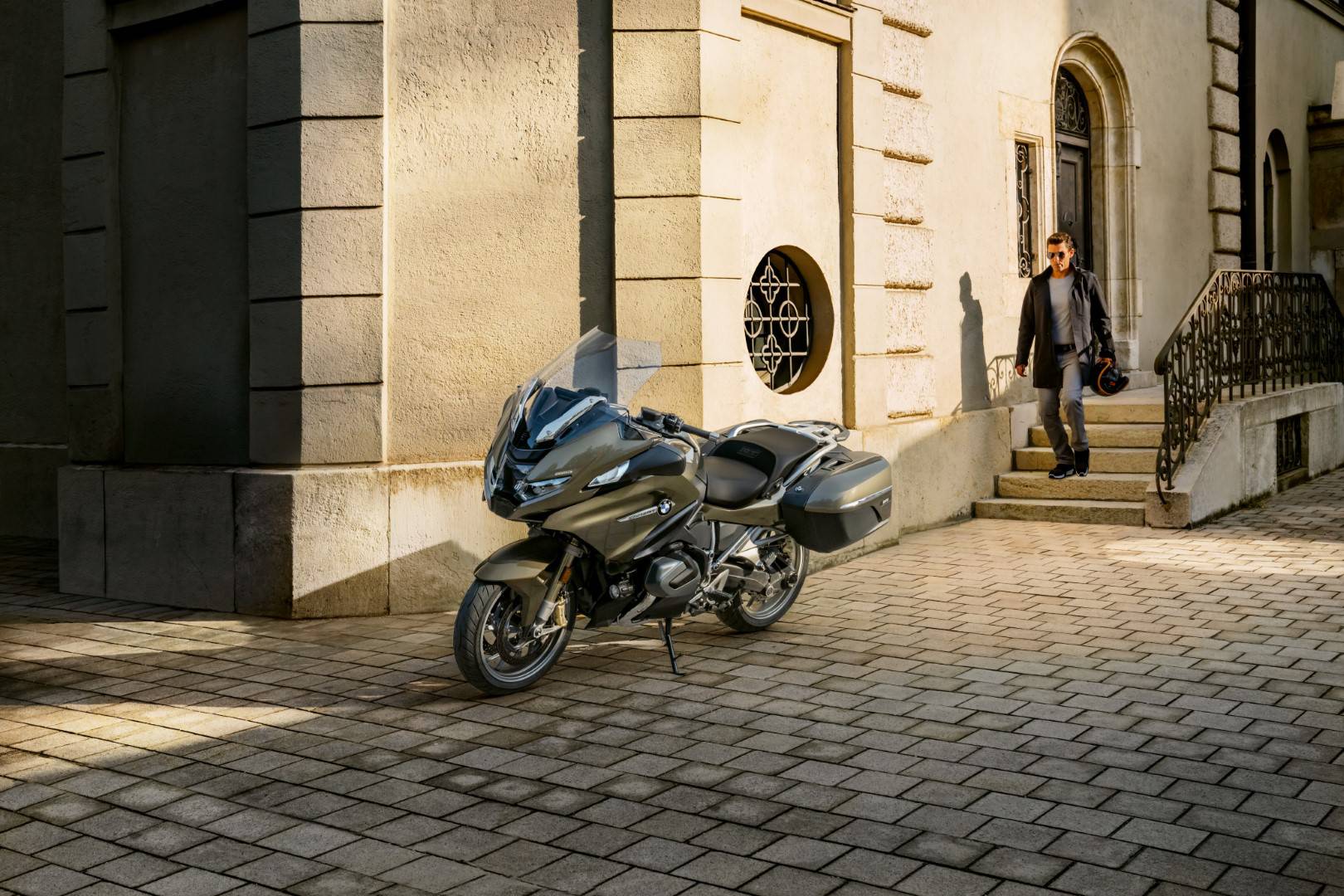 BMW-moto-r1250rt-outdoor
