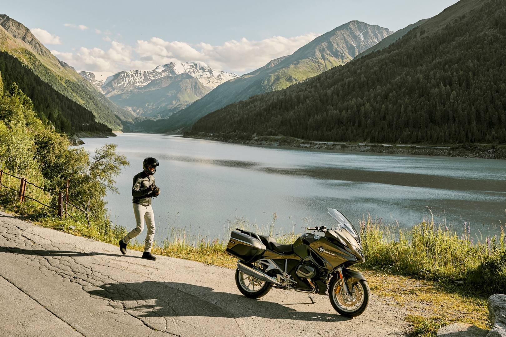BMW-moto-r1250rt-outdoor