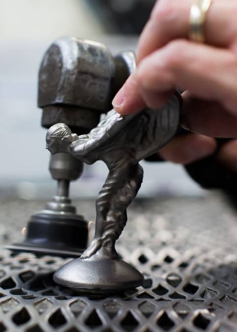 Soška Rolls-Royce Spirit of Ecstasy: Míří stále vysoko