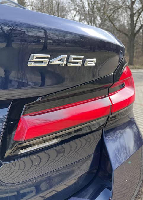 CarTec Vám představuje: BMW 545e | Prémiový šestiválcový sedan s hybridní technologií.