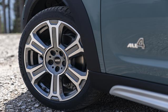 27M. 19" kola z lehké slitiny Turnstile Spoke dvoutónová