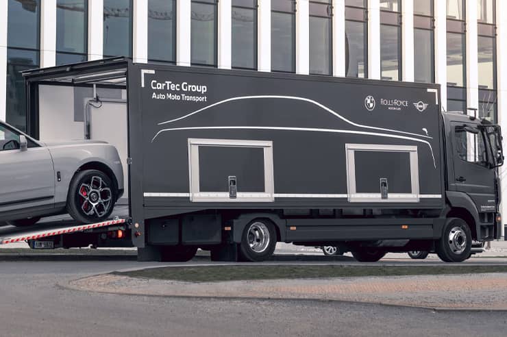 Krytý transport pro vozy Rolls-Royce