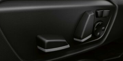 45A. Elektricky nastavitelné sedadlo řidiče včetně pamětí pro sedadlo řidiče